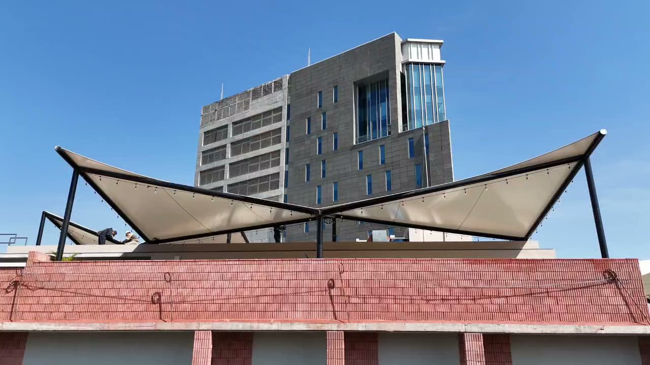 Iluminación natural difusa bajo velaria