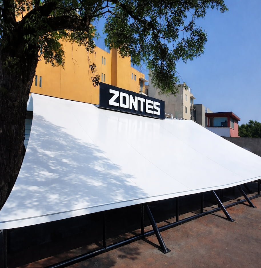 Cubierta comercial tipo velaria para showroom de motos Zontes