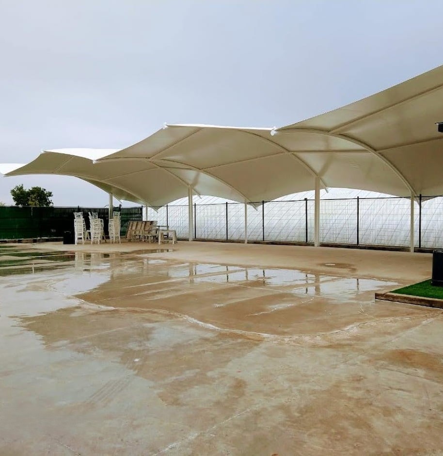 Instalación de toldo residencial para protección solar en casa - DIDANF