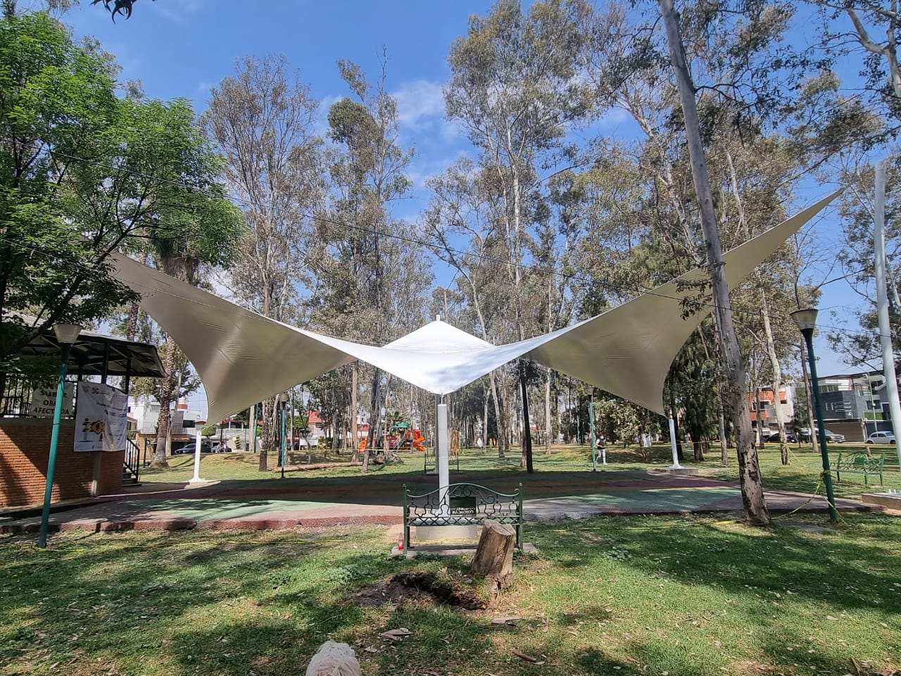 Velaria moderna instalada en la terraza de un restaurante.