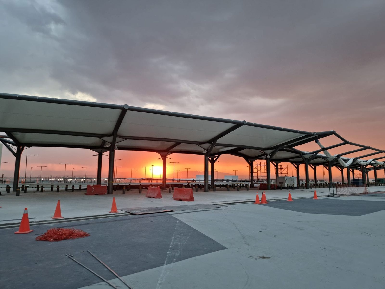 Tensoestructura cubriendo las gradas de un estadio.