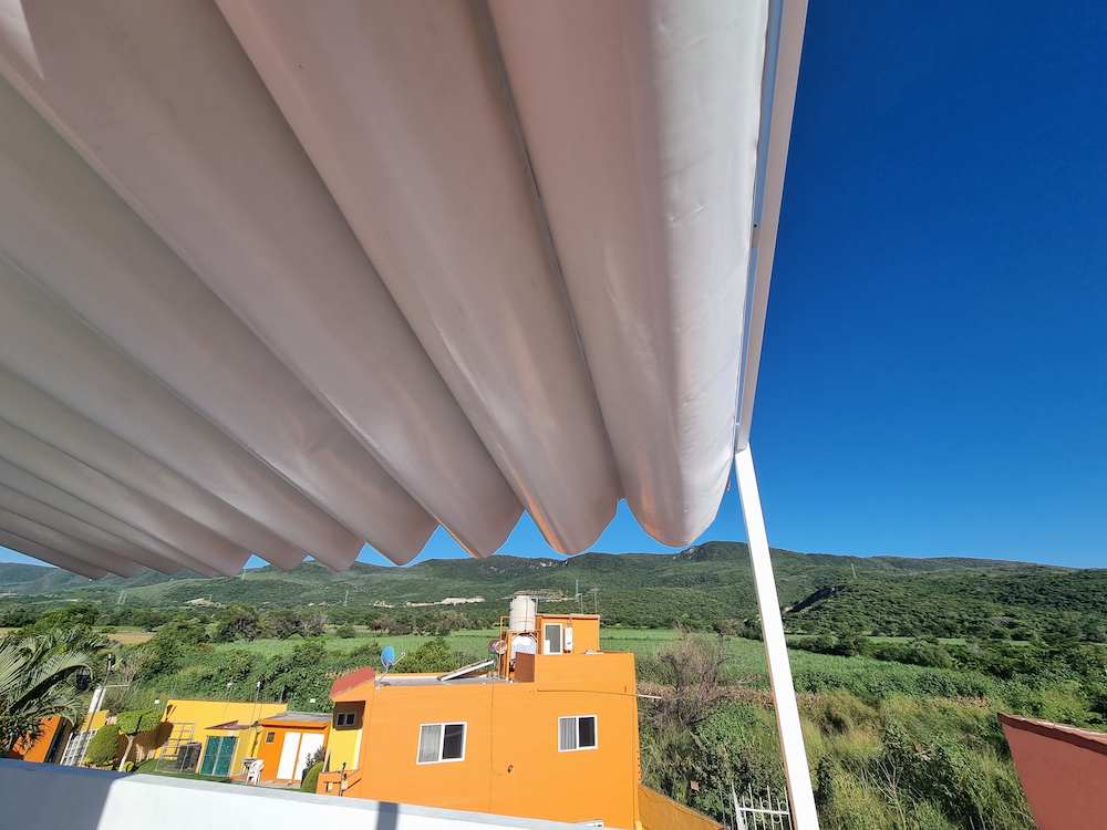 Fachada textil moderna en un edificio corporativo.